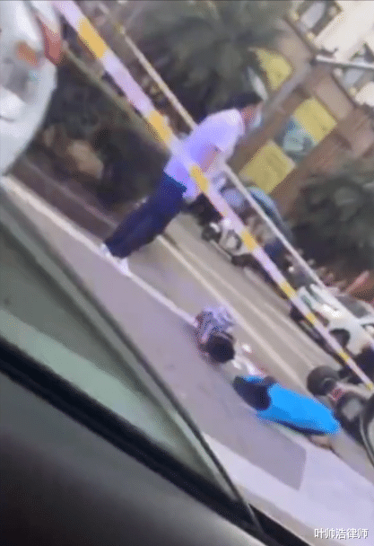 浙江省 因车辆小碰擦，浙江一小车司机持长棍当街打死电动车车主