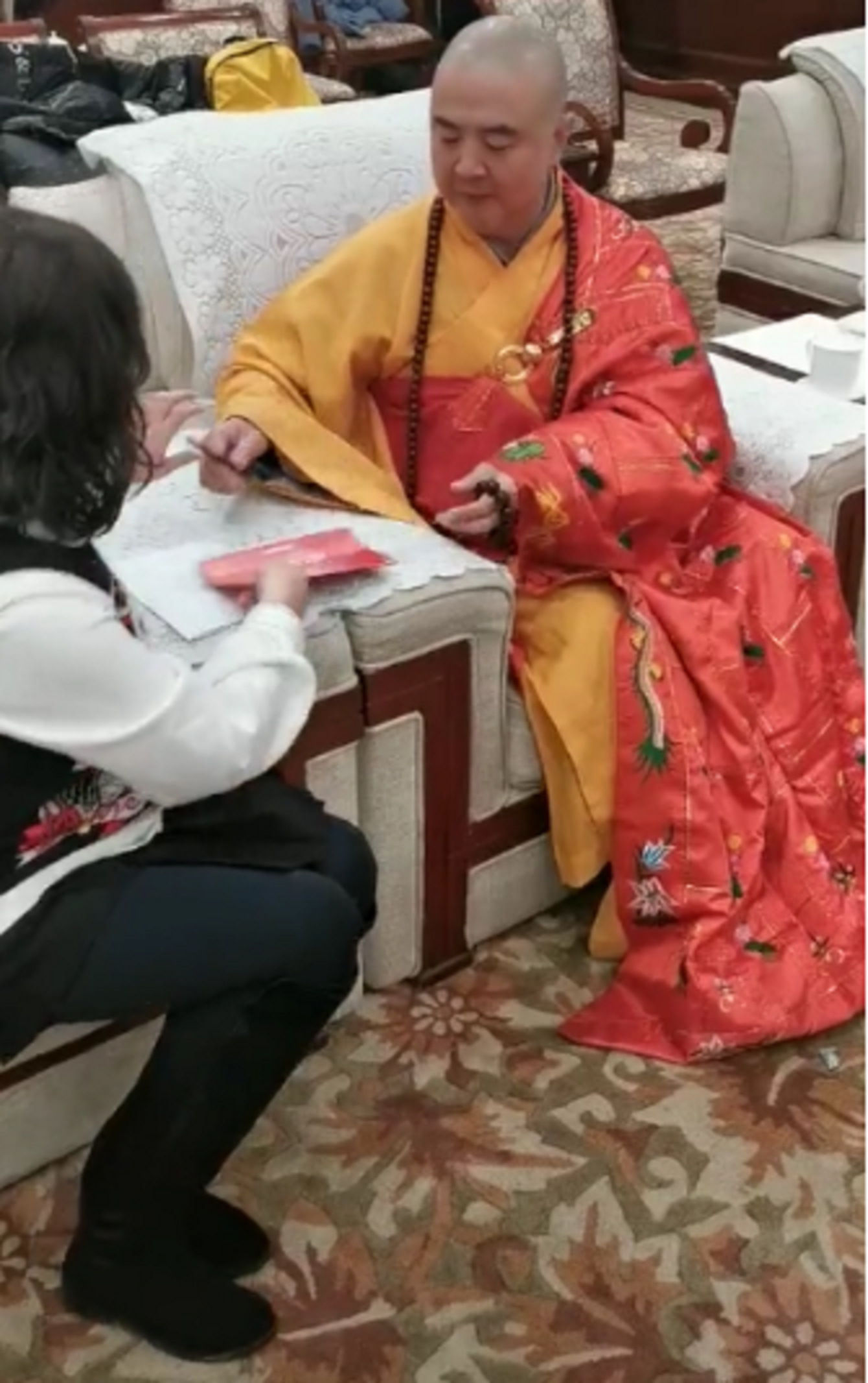 徐少华|62岁徐少华露面，给人签名被嘲披一身床单，网友：假和尚捞真金