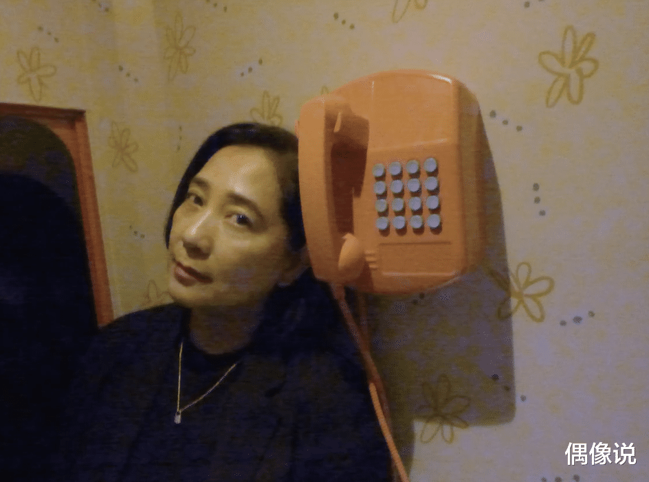 欧阳娜娜|欧阳娜娜带妈妈参加摄影展，59岁傅娟气质好，母女同框五官很像