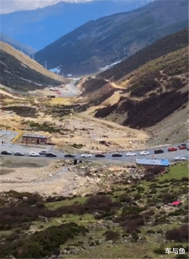 川藏公路 五一假期,318川藏线也堵车,普遍都是SUV,整条路段还都是红色