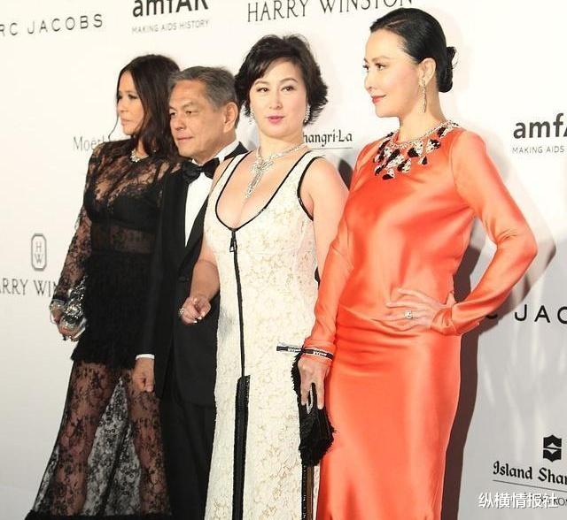 何超琼|何超琼已超越何鸿燊，让4房太太子女们同框，一张照片说明了情况