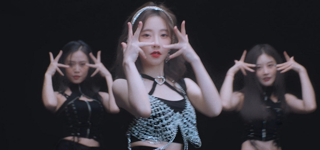 梓琪育儿说|冯提莫事业心真强,新专辑刚发售,新MV《窥》接踵而至,风格大变