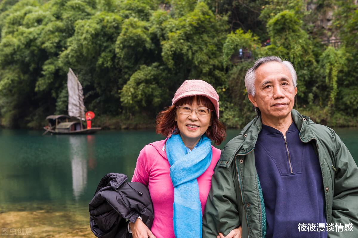 筱筱漫谈情感 55岁女人去旅游，不小心和男邻居发生关系，纠结要不要告诉老伴？