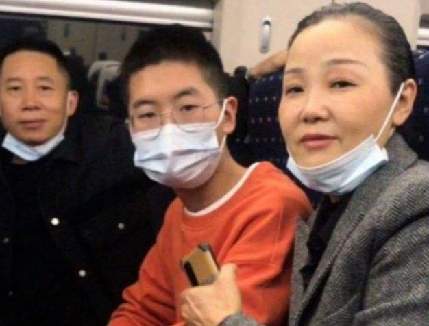 吉他|开始物色儿媳？孙卓弟弟学吉他“烂弹琴”，孙妈却相中美女老师