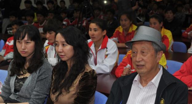 杜锋|中国男篮杜锋：姐姐开餐馆供他打篮球，成名后给姐姐养孩子