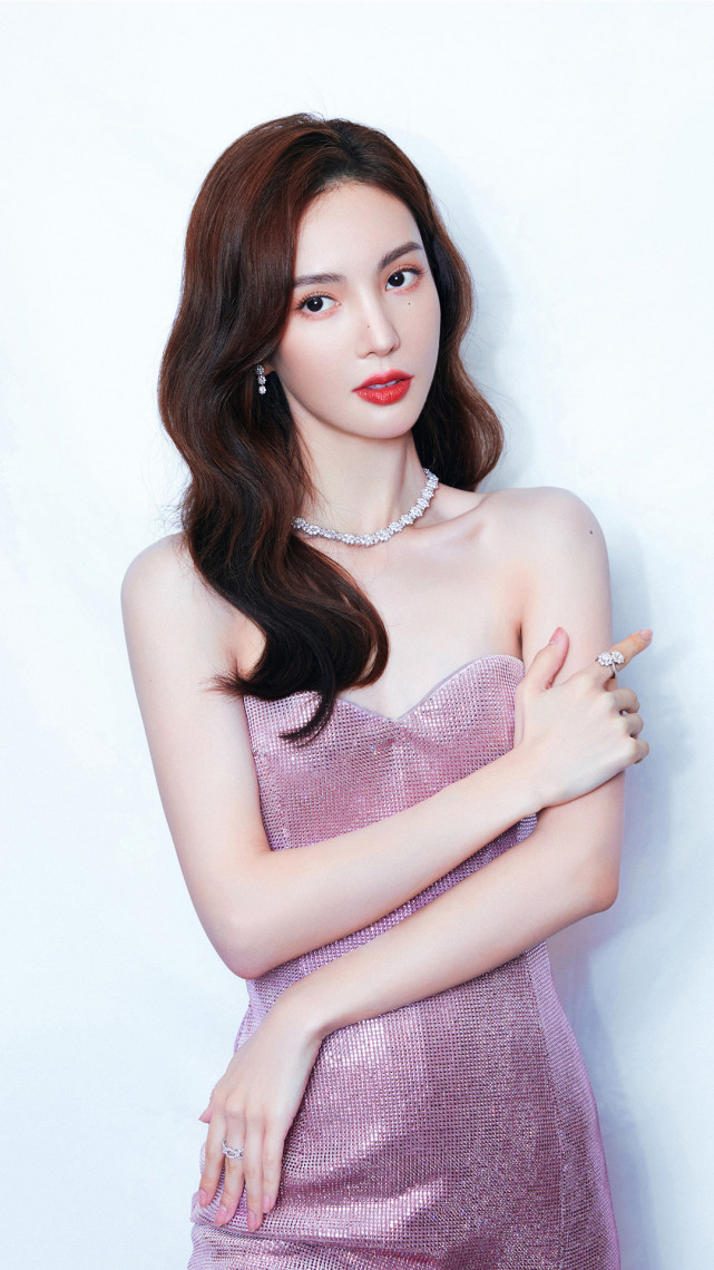 张艺兴|金晨直播爆料张艺兴酒店跳舞扰民，被投诉4次后仍不改，网友吐槽没素质