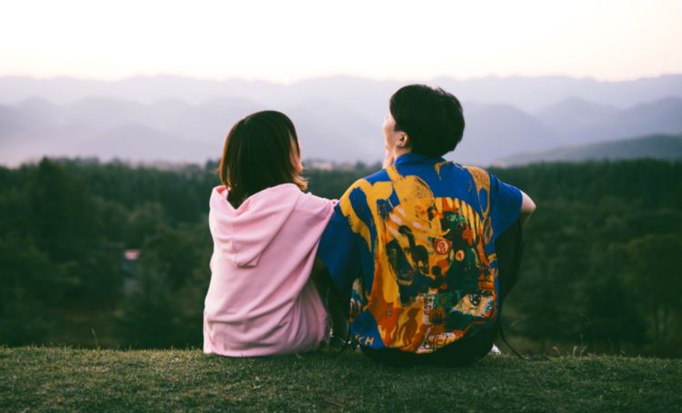 白举纲|白举纲官宣已结婚,晒夫妻背景合照,歌曲《小事》暗含感情状况