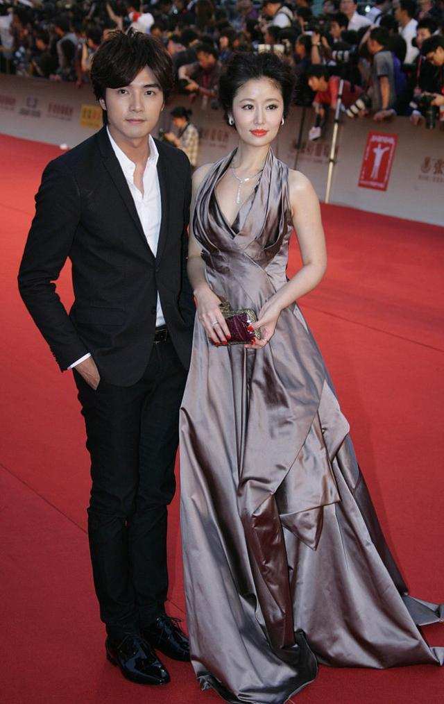 发型|林心如走红毯用力过猛，穿一身贵妇裙却没高级感，发型还显老不少