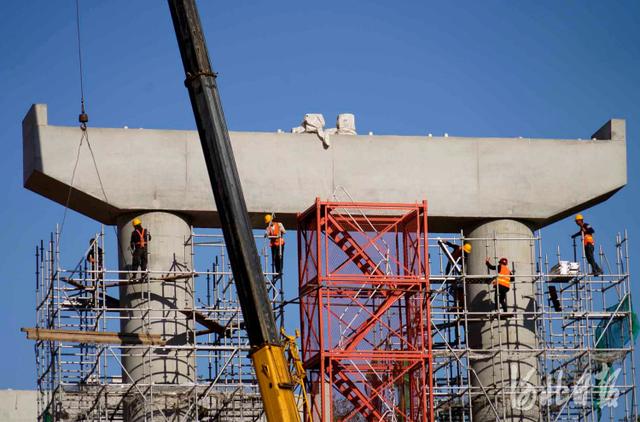 河北新闻网 河北遵化：假日京秦高速公路（遵秦段）建设忙