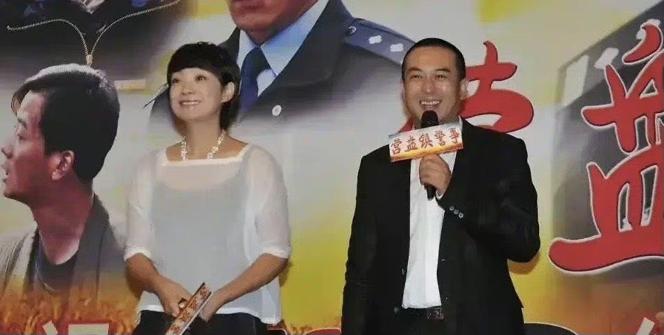 闲鱼有话说|张嘉译携老婆亮相，52岁穿极简黑白美得优雅大气，两人看着真登对