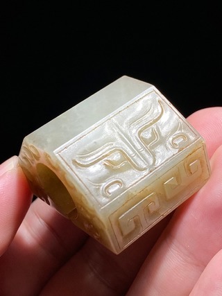 和田玉籽料|汉 和田玉 籽料 饕餮兽面纹 剑格 剑饰