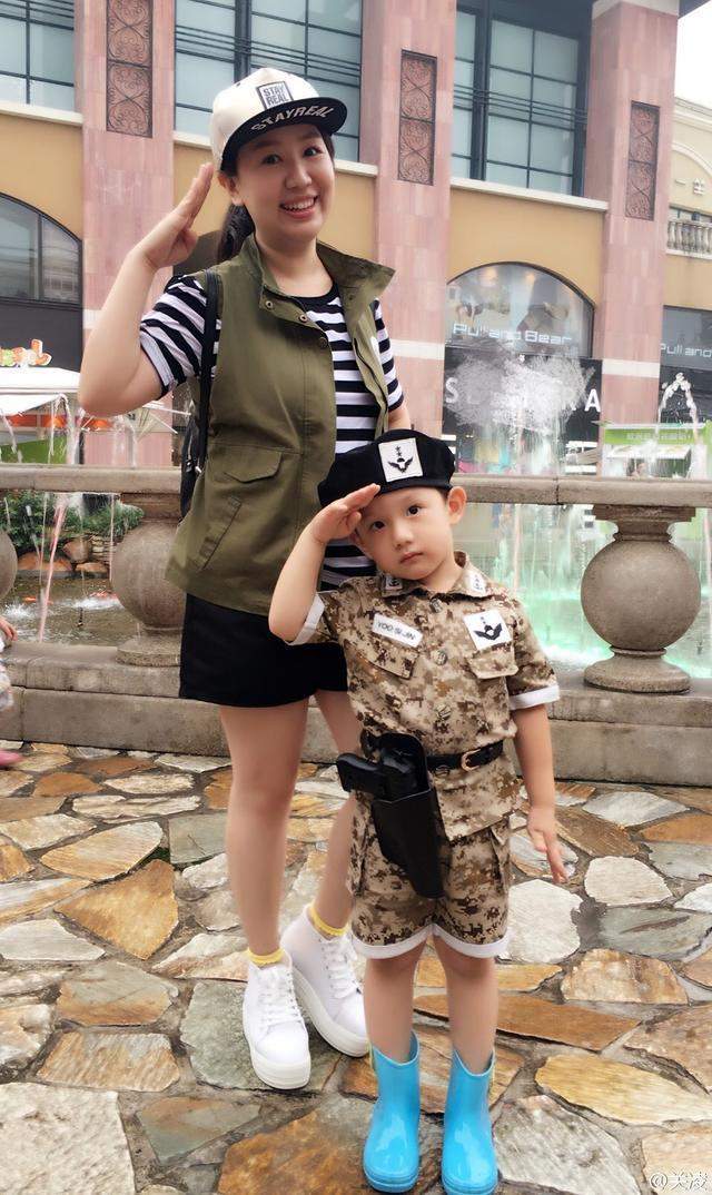 关凌|关凌庆结婚十周年纪念日，全家福罕曝光，9岁“姬关枪”神似父亲