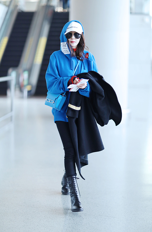 何超盈|杨幂还是换发型吧，和大11岁的林心如穿同色卫衣，看不出年龄差