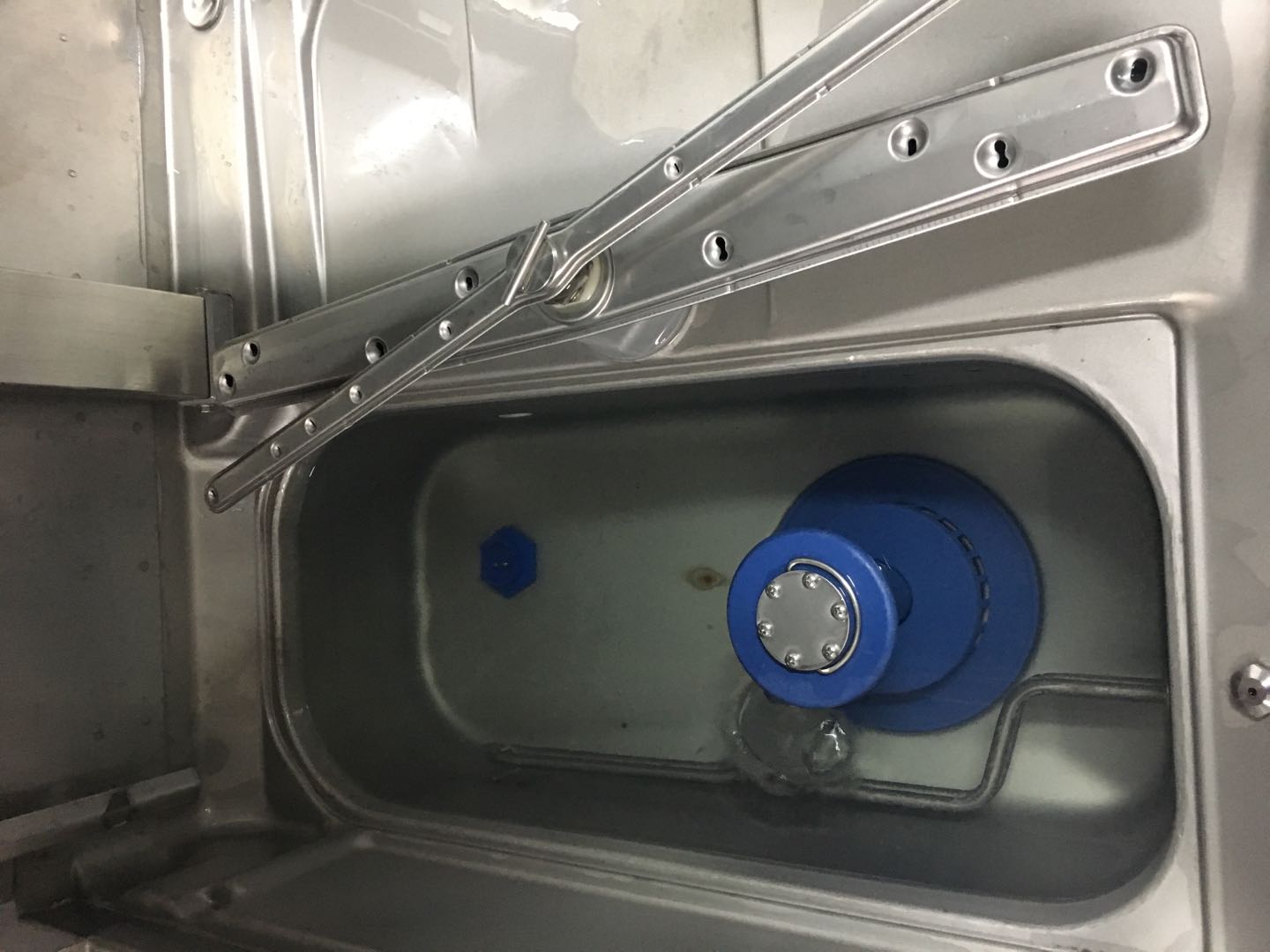 厨房设备的好用与否，平时的保养是关键，设备保养的水垢问题