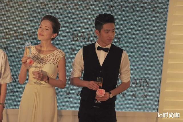 lo时尚咖|许玮宁真是“模特身材”，穿无袖裙掩不住好身材，盘发露出天鹅颈