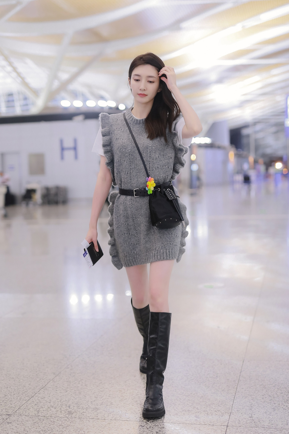 何有强 江疏影身材好太任性，穿一身牛仔套装扮酷，大长腿真是惹人羡