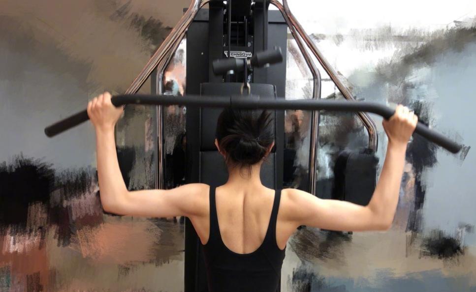 赵丽颖|33岁赵丽颖太瘦了!白皙大长腿瘦成竿,厚底毛绒拖鞋配蓝袜好抢眼