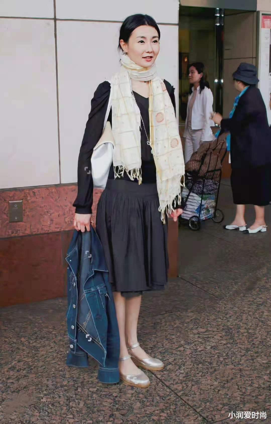 小润爱时尚 张曼玉老年干瘦穿戴仍讲究，毛衣搭围巾保暖不臃肿，秋冬照穿时髦