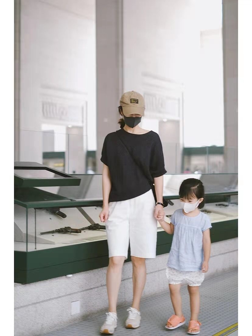 大表姐的时尚圈|白色裤子很普通？会穿才高级，这些搭配思路很实用，建议尝试一下