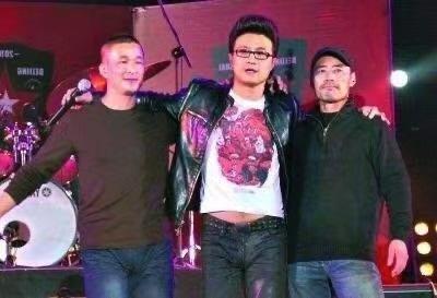 旭日阳刚|曾火到上春晚，如今街头卖唱无人看：他们是如何把一手好牌打烂的