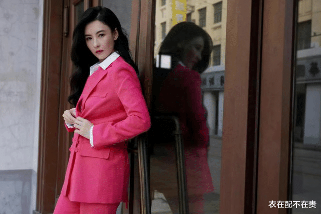 衣在配不在贵 谢霆锋前妻真会打扮,穿一身正装都这般优雅,看着就很“港风”!