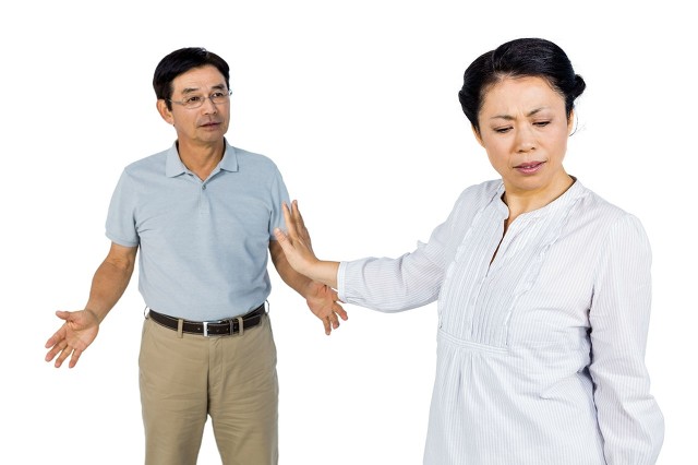 筱筱漫谈情感|56岁阿姨哭诉:拒绝和老公同房后,他竟然和我闹离婚,我有错吗?