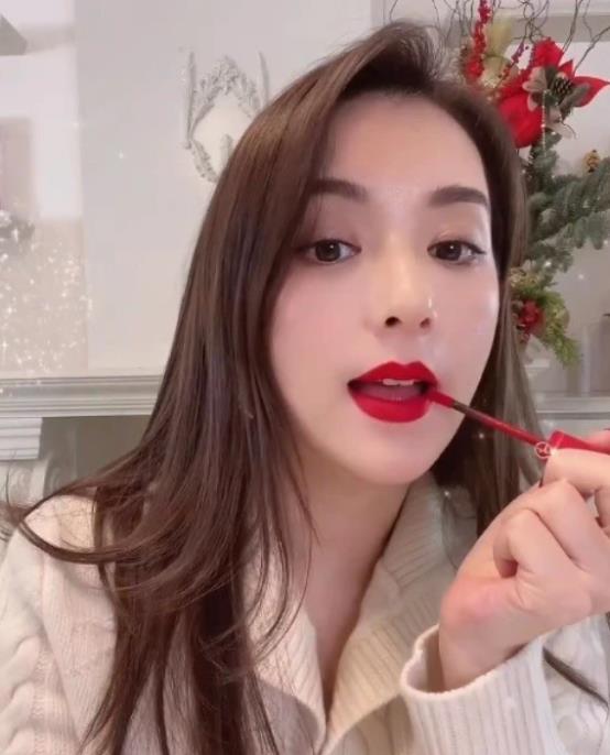 方媛|天王嫂方媛罕见化大浓妆，烈焰红唇很妩媚，唱歌跳舞却多次被群嘲