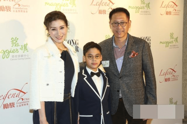 李嘉欣|甘比与李嘉欣同场一分钟闪人，李嘉欣挽丈夫笑谈夫妻之道，抢尽风头