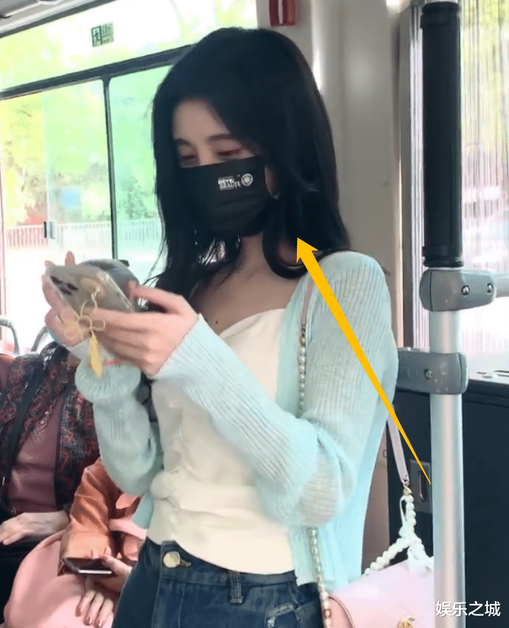 鞠婧祎|鞠婧祎坐公交车，生图下的模样又白又美，脸上的口罩引起关注