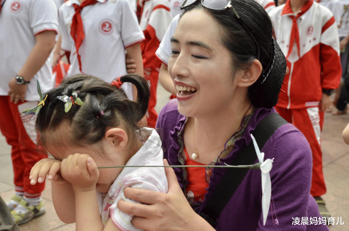 凌晨妈妈育儿|在家山大王，出门小绵羊，两面派的孩子如何引导？