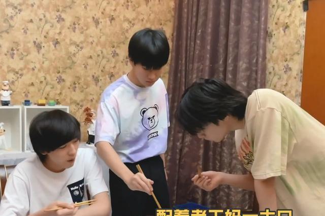 刘耀文|舞台上的刘耀文光芒四射，再看到他下厨的模样，真的是理想型男友