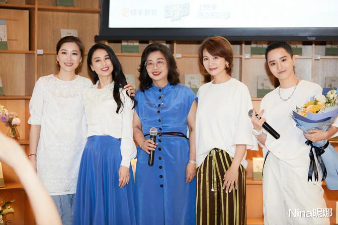 Nina昵娜|黄圣依打卡展览馆，穿泡泡袖叠穿马甲外八站姿抢镜，瀑布长发好美