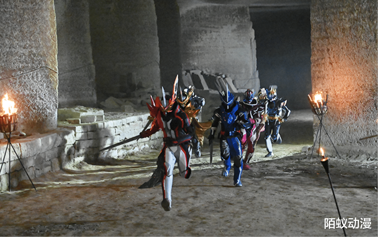 acgn漫评|假面骑士神圣45话先行，10位剑士变身，索菲亚变王剑，大决战开始