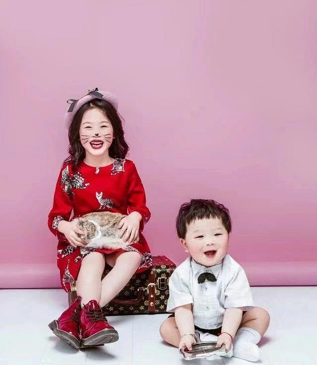 叁炮体坛 头胎双胞胎女儿,二胎双胞胎儿子!姐姐抱弟弟逛街,路人羡慕不已