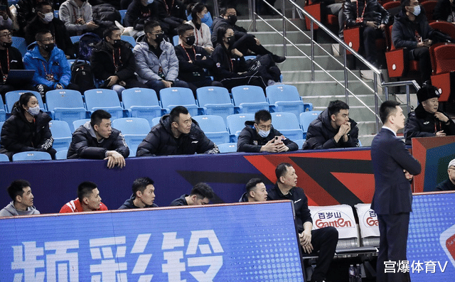 辽宁男篮|辽宁男篮落后！郭艾伦在场边着急，朱荣振表现低迷，杨鸣没有帮手