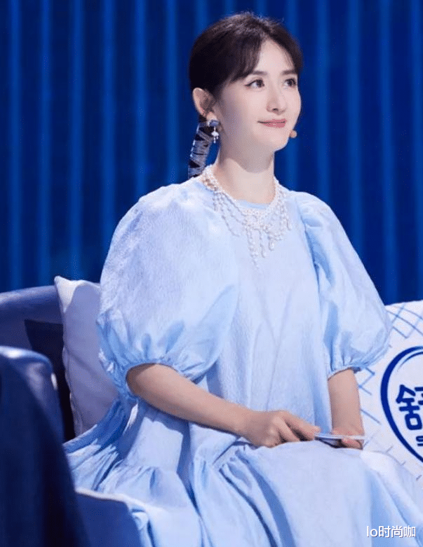 lo时尚咖|谢娜复出状态真不赖，粉色麻花辫太可爱，泡泡袖印花裙真显瘦