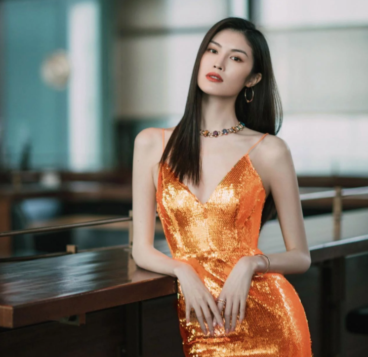 灵熙说珠宝 何穗11套礼服，尽显霸气模特气质，优雅中略带性感