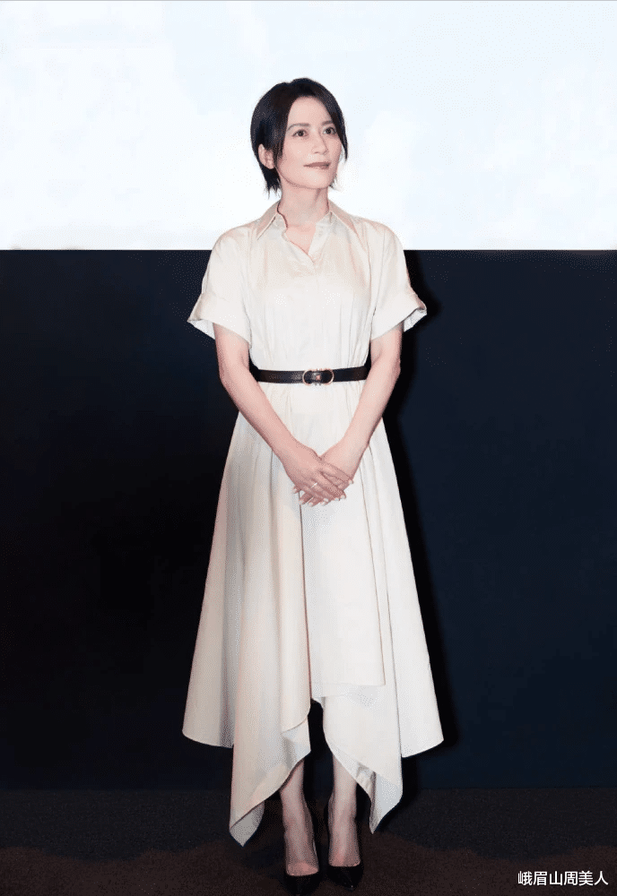 峨眉山周美人|五十岁女人穿裙子，要牢记“2穿2不穿”，优雅得体又减龄，真好看