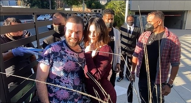 赛琳娜|赛琳娜高调亮相！穿低胸紧身针织裙身材像卡戴珊，剪了短发更嫩啦