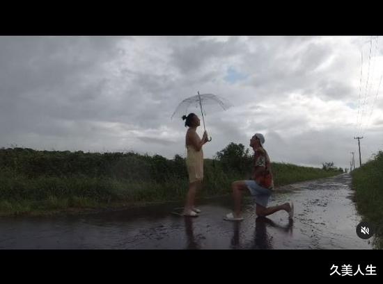 久美人生|杨祐宁结婚视频曝光 雨中下跪求婚超浪漫