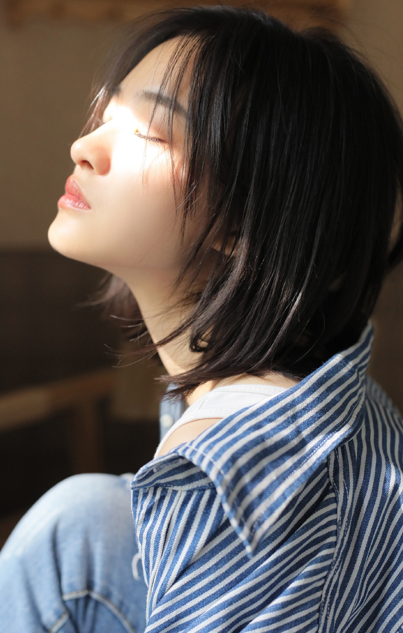 连衣裙 短发美女牛仔套装青春活力