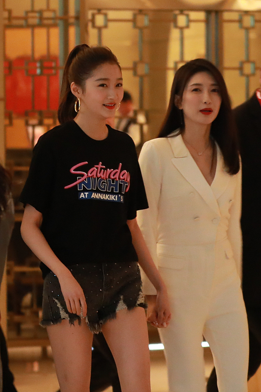 生活赋予情感|关晓彤的人缘还挺好的,就算和江疏影差了9岁,也能成为好朋友