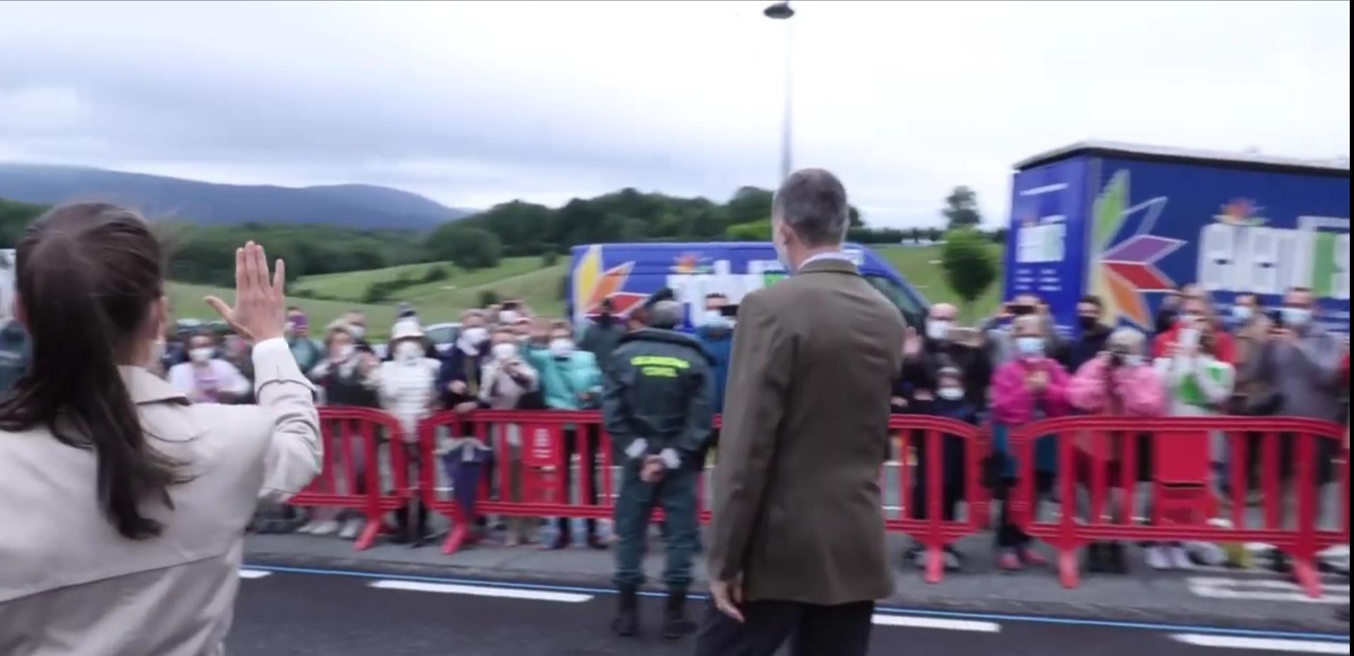 当年的明月|莱蒂齐亚穿运动鞋参加活动,气势瞬间低了很多,还是跟鞋适合她