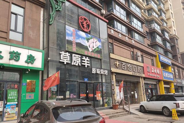 优美而低回聊 烧烤店当街排烟,用面包车“掩耳盗铃”