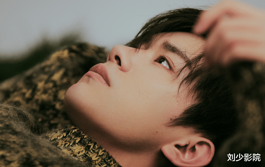 易烊千玺|易烊千玺是个沉稳，温柔细心的人，是惊艳了时光温柔了岁月的人