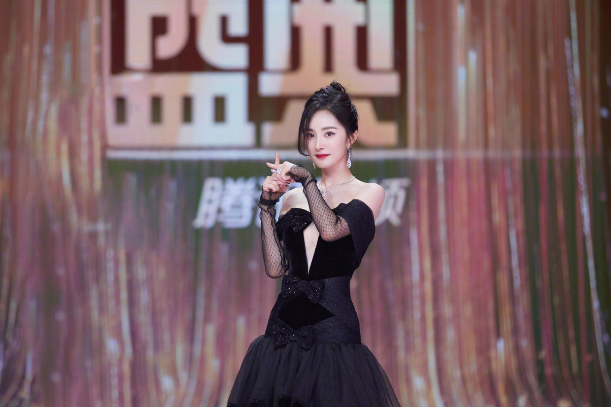 何有强|杨幂单身后更美，穿金色亮片连衣裙充满少女感，细腰长腿绝了！