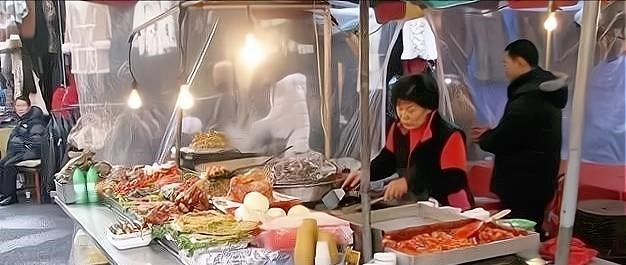 高圆圆|实拍韩国真实路边摊，看完后才终于明白：原来韩剧里都是假浪漫！