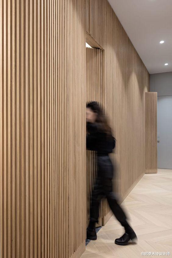 越来越多人用木格栅做“隐藏”设计,用在这5大功能区,真正美观