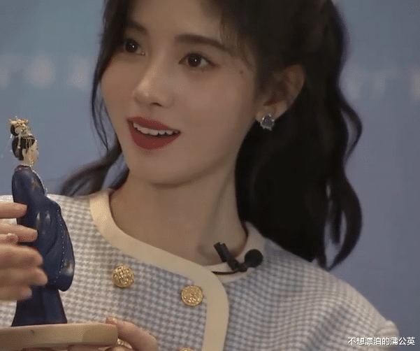 鞠婧祎|鞠婧祎参加活动,吃点心表情很呆萌,原相机妆容堪称“教学模板”