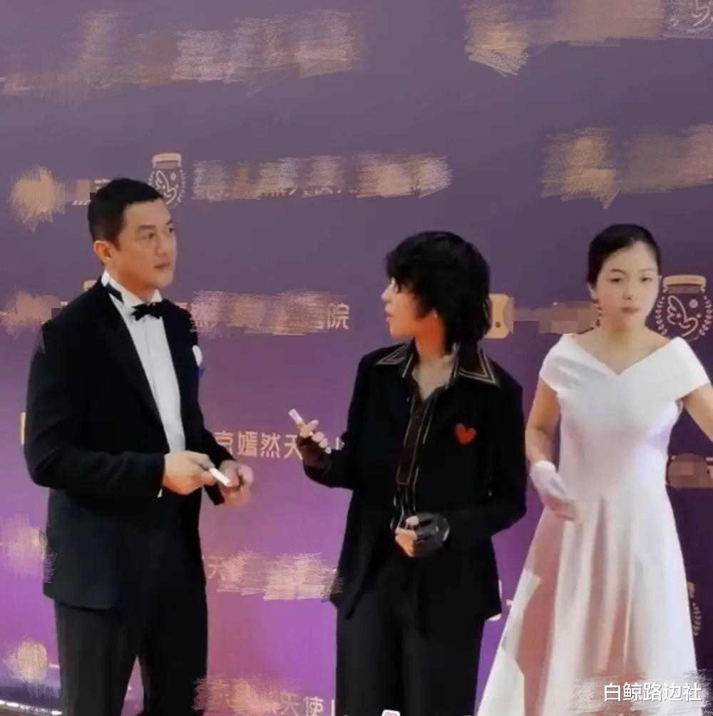 李云迪|李亚鹏和窦靖童罕同框！不顾阻拦一起走红毯，继女留长发酷似王菲